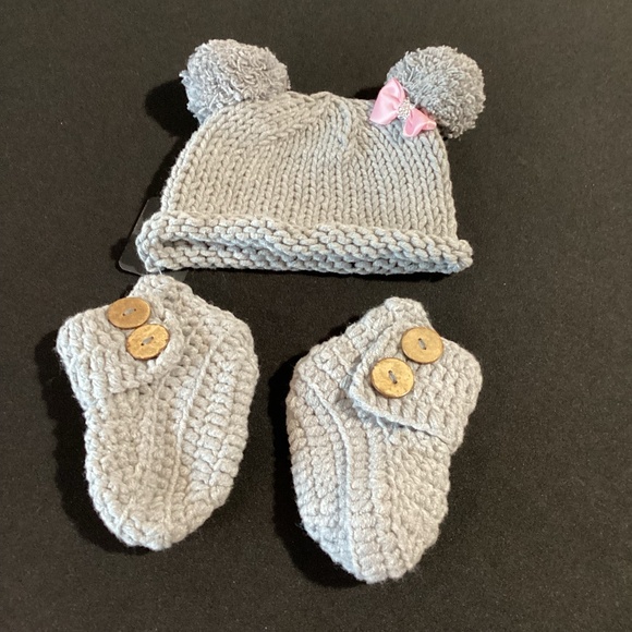 120. Grey Bear Ear Hat & Bootie Set Baby Photoshoot Outfit EUC - Picture 1 of 2